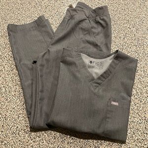 Mens grey Fig scrub medium top and large bottom.